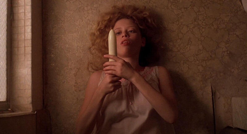 Natasha Lyonne sexy, Marisa Tomei nude – Slums of Beverly Hills (1998)